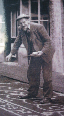 Man_sanding_the_street_in_knutsfrod